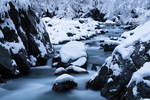 雪化粧の渓谷