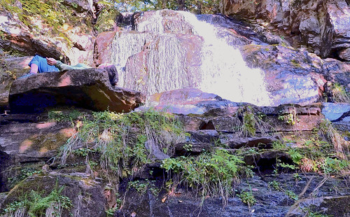 Une chute d'eau.  A water fall. Au Québec, dans la région de la Mauricie. Une personne se détend sur une plaque rocheuse au son de la chute; magnifique endroit ! Beautiful place!