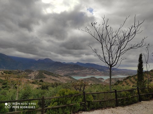 Zahara de la Sierra bajo un manto de nubes