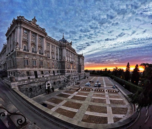 Atardece en el Palacio Real de Madrid.