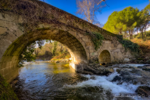 Puente y río