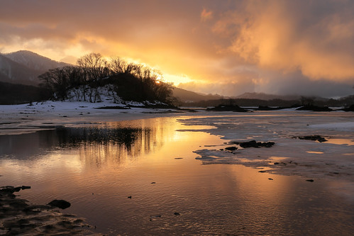 Spring morning on the melty lake