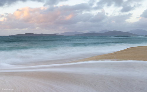 Wave curves at Scarista beach (in explore)